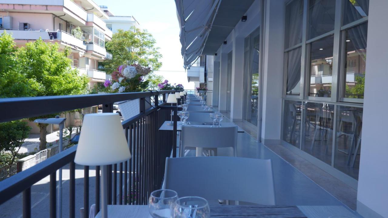 Lively Hotel Bellaria-Igea Marina Exteriör bild
